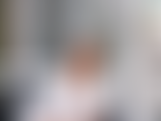 Femme qui idéalise la relation amoureuse