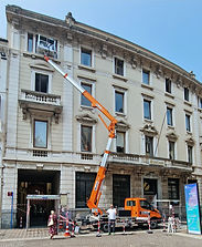 Macchina autocarrata che esegue lavoro in strada