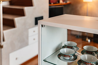 Dettaglio Mobile rivestito con pellicola bianca lucida