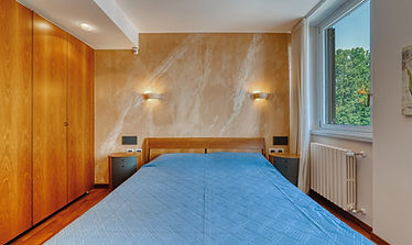 Parete effetto in pietra lavorata con decorazione e illuminazione integrata