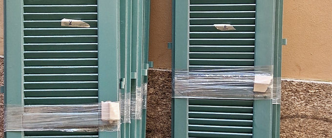 Persiana in legno color verde restaurata