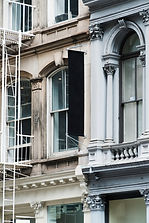 Porzione di facciata di un palazzo con un ponteggio per lavori