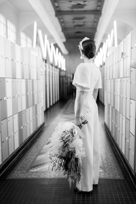 Madame est couturière créatrice de robes de mariée à Bordeaux robes sur mesure couture accessoires mariée mariage dentelle de Calais crepe de soie location de robes de mariée location de robes de mariée à Bordeaux mariage civil cérémonie Pauline Gazaille