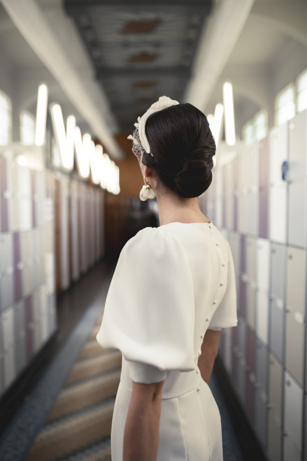 Madame est couturière créatrice de robes de mariée à Bordeaux robes sur mesure couture accessoires mariée mariage dentelle de Calais crepe de soie location de robes de mariée location de robes de mariée à Bordeaux mariage civil cérémonie Pauline Gazaille