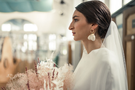 0A884231-90D2-4509-Madame est couturière créatrice de robes de mariée à Bordeaux robes sur mesure couture accessoires mariée mariage dentelle de Calais crepe de soie location de robes de mariée location de robes de mariée à Bordeaux mariage civil cérémonie Pauline Gazaille