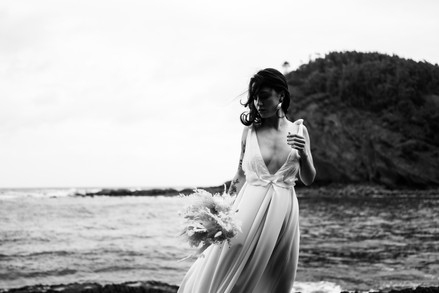 Madame est couturière créatrice de robes de mariée à Bordeaux robes sur mesure couture accessoires mariée mariage dentelle de Calais crepe de soie location de robes de mariée location de robes de mariée à Bordeaux mariage civil cérémonie Pauline Gazaille