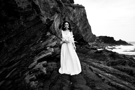Madame est couturière créatrice de robes de mariée à Bordeaux robes sur mesure couture accessoires mariée mariage dentelle de Calais crepe de soie location de robes de mariée location de robes de mariée à Bordeaux mariage civil cérémonie Pauline Gazaille