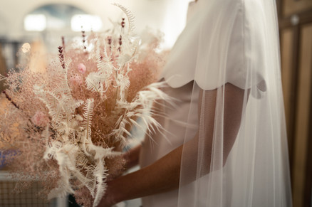 Madame est couturière créatrice de robes de mariée à Bordeaux robes sur mesure couture accessoires mariée mariage dentelle de Calais crepe de soie location de robes de mariée location de robes de mariée à Bordeaux mariage civil cérémonie Pauline Gazaille