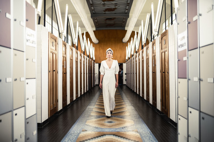 Madame est couturière créatrice de robes de mariée à Bordeaux robes sur mesure couture accessoires mariée mariage dentelle de Calais crepe de soie location de robes de mariée location de robes de mariée à Bordeaux mariage civil cérémonie Pauline Gazaille