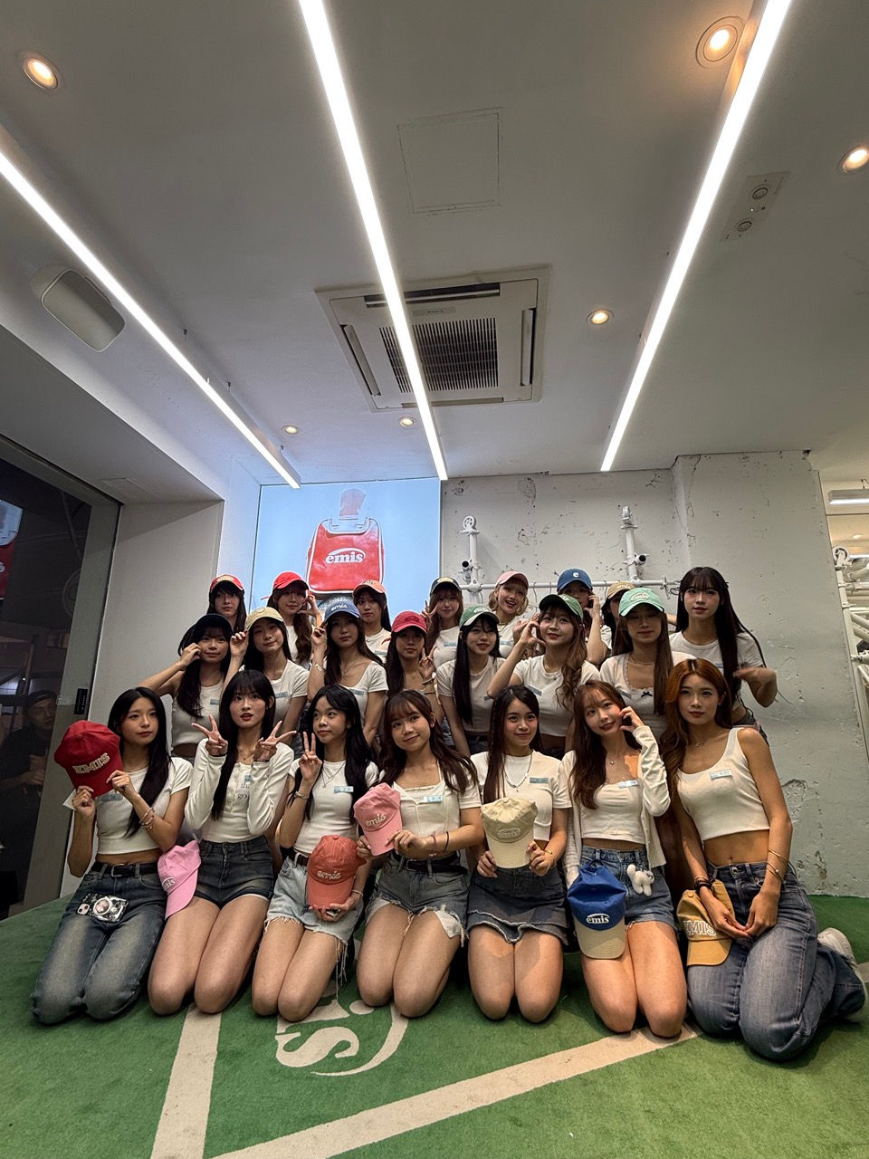 韓國潮流品牌emis銅鑼灣限定店正式開幕人氣女團「偶像女生」一期生練習生任品牌首席香港VIP女團兌現「近距離接觸得到的偶像」承諾
