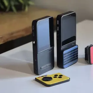 Mecha Comet Portable Computer on Kickstarter showing open Linux design