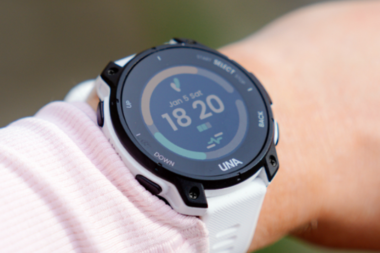 UNA modular GPS watch with replaceable parts and long battery