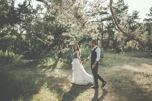 Casal se casando em um local isolado e romântico na Toscana
