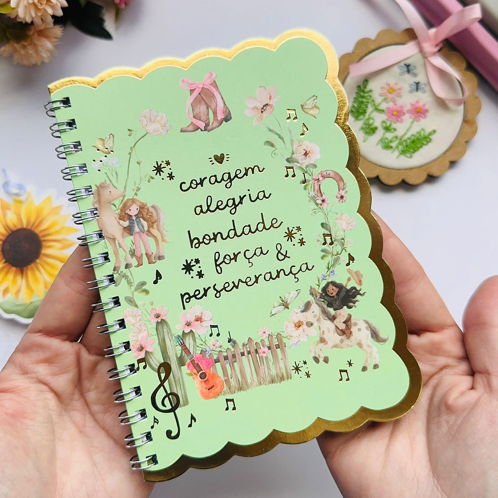 Caderno A6 espiral Adorável Country Buendía com capa ilustrada country, sendo segurado nas mãos