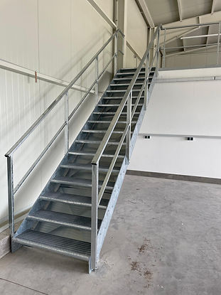 Innentreppe Metall verzinkt Fabrikhalle stabil solide robust