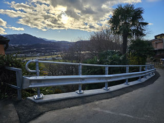 Barriera di sicurezza stradale (guardrail) installata lungo la carreggiata.