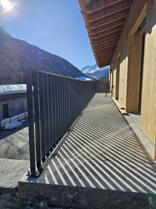 Parapetto in piatti metallici per balconi.
