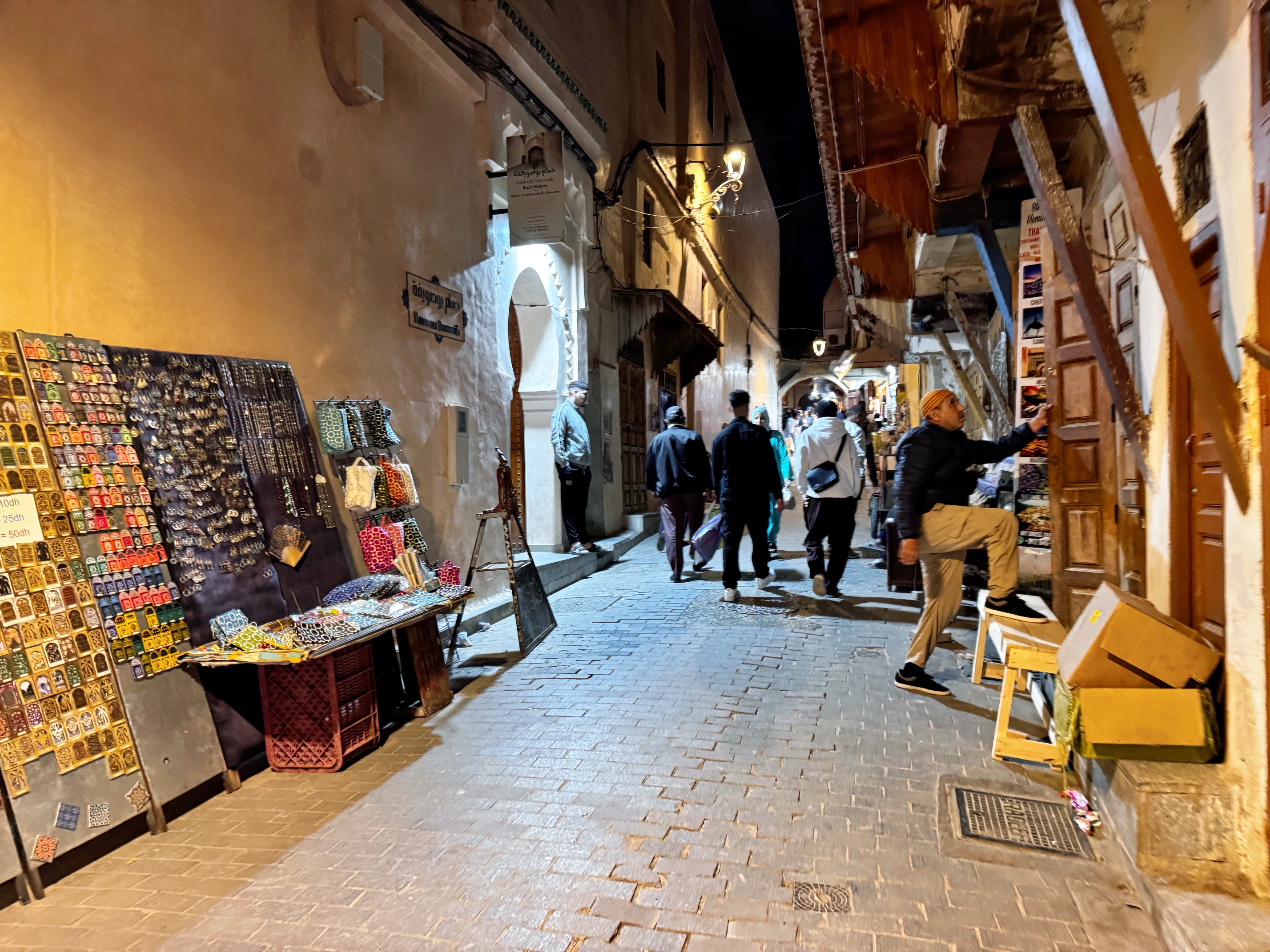 entrée du hammam boussouifa au soir