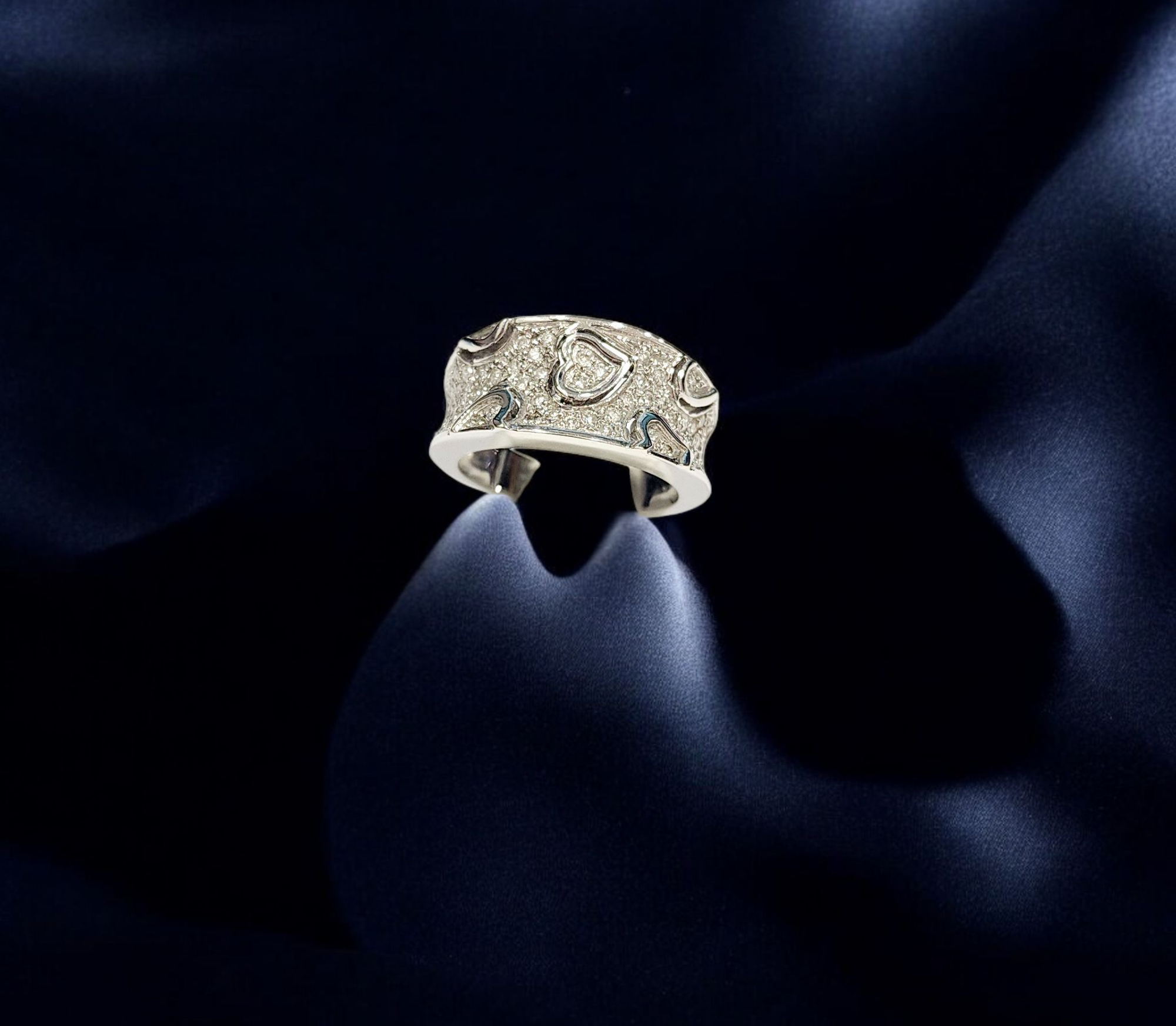 Bague motifs coeurs pavage diamants