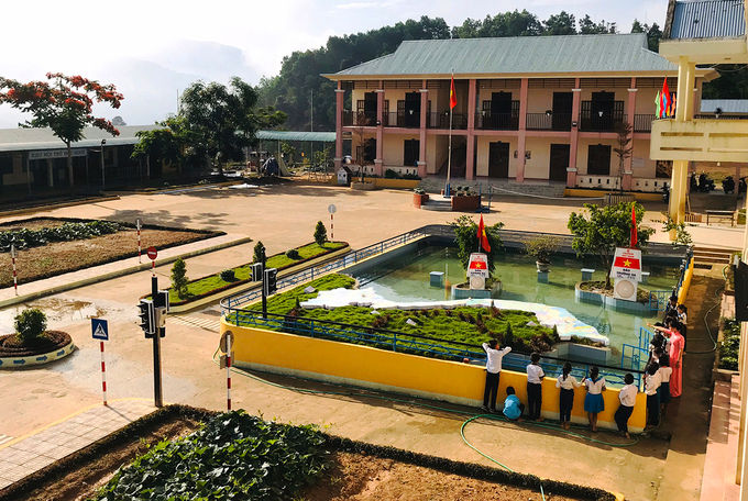 Trong giờ giải lao, giáo viên dẫn học sinh sa bà giới thiệu về bản đồ Việt Nam. Ảnh: Đắc Thành.