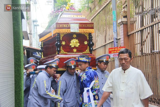 Trời lất phất mưa trong "buổi đến trường cuối cùng" của cậu học sinh lớp 6, hàng trăm người xót xa tiễn em về cõi vĩnh hằng - Ảnh 3.