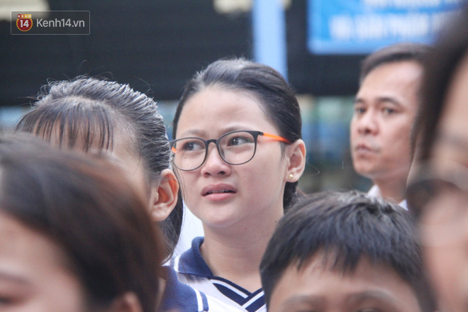 Trời lất phất mưa trong "buổi đến trường cuối cùng" của cậu học sinh lớp 6, hàng trăm người xót xa tiễn em về cõi vĩnh hằng - Ảnh 12.