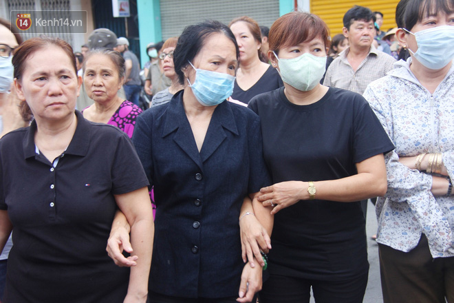 Trời lất phất mưa trong "buổi đến trường cuối cùng" của cậu học sinh lớp 6, hàng trăm người xót xa tiễn em về cõi vĩnh hằng - Ảnh 8.