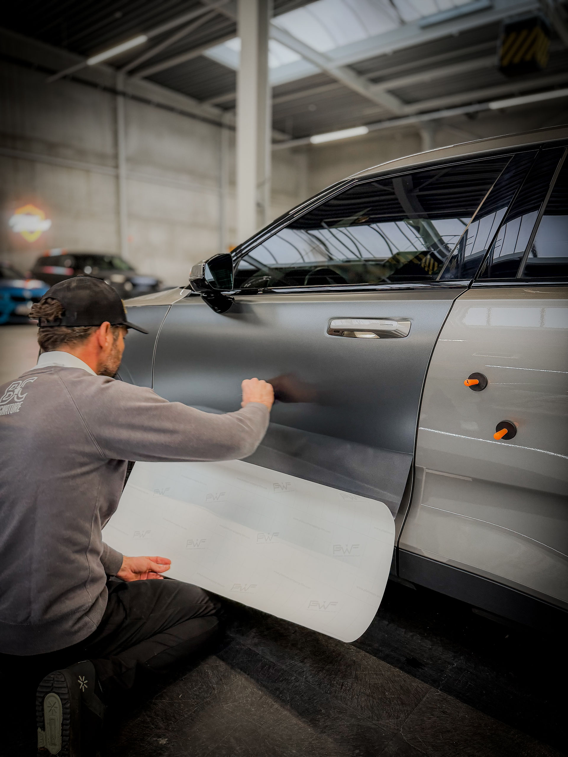 Close up installatie quickwrap car wrap op polestar 2