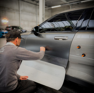 Close up installatie quickwrap car wrap op polestar 2