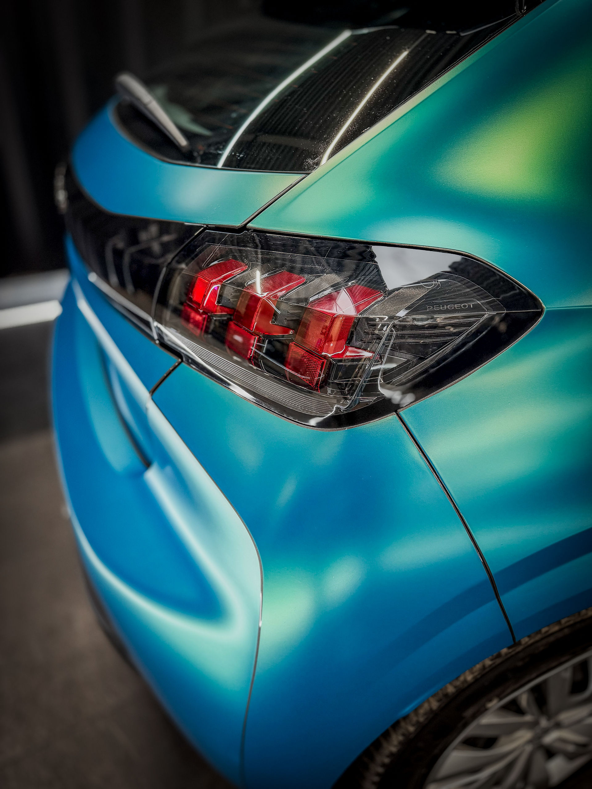 Peugeot 208 gewrapt in satin cool teal met onze Quickwrap 