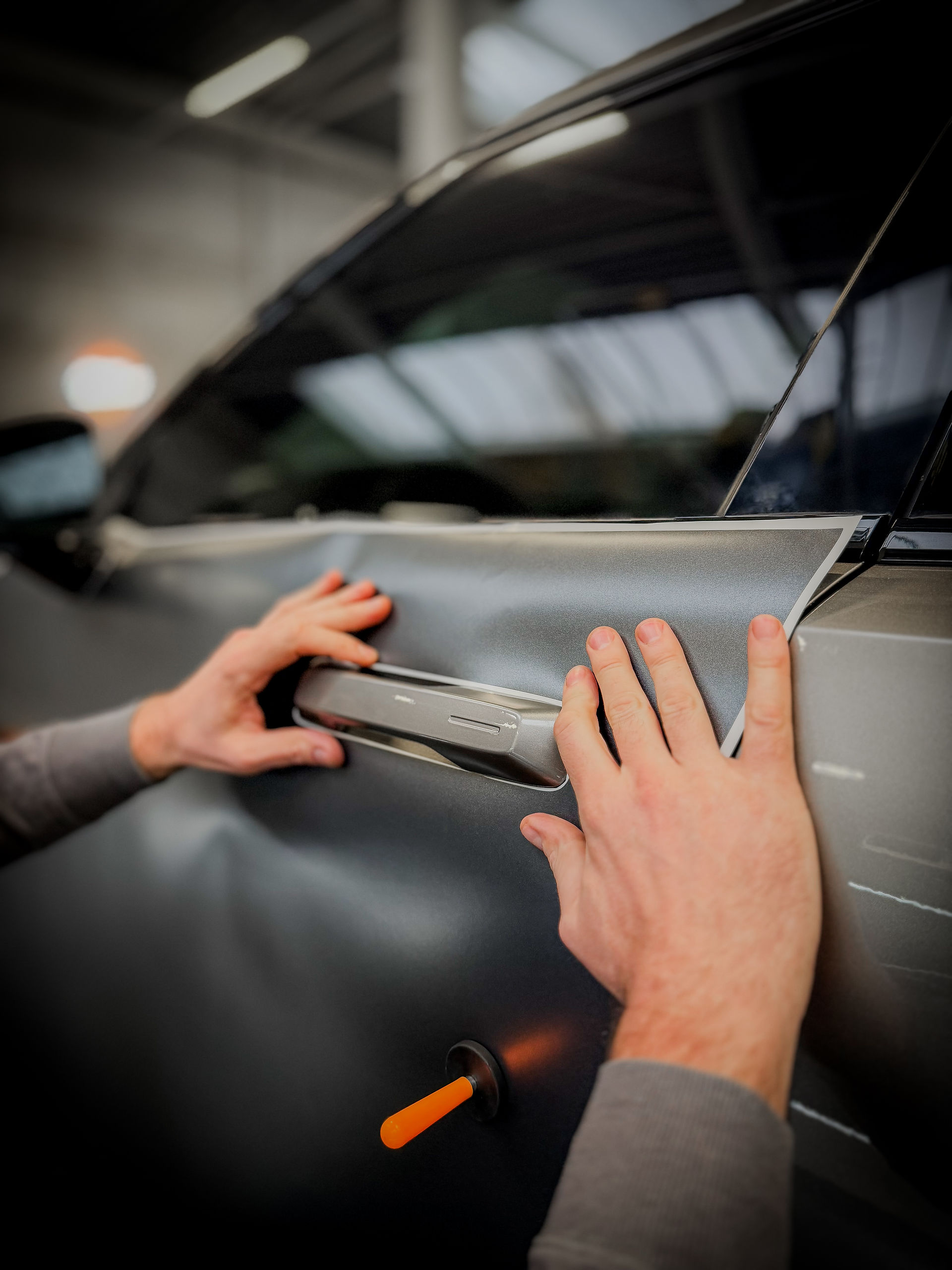 Close up installatie quickwrap car wrap op polestar 2