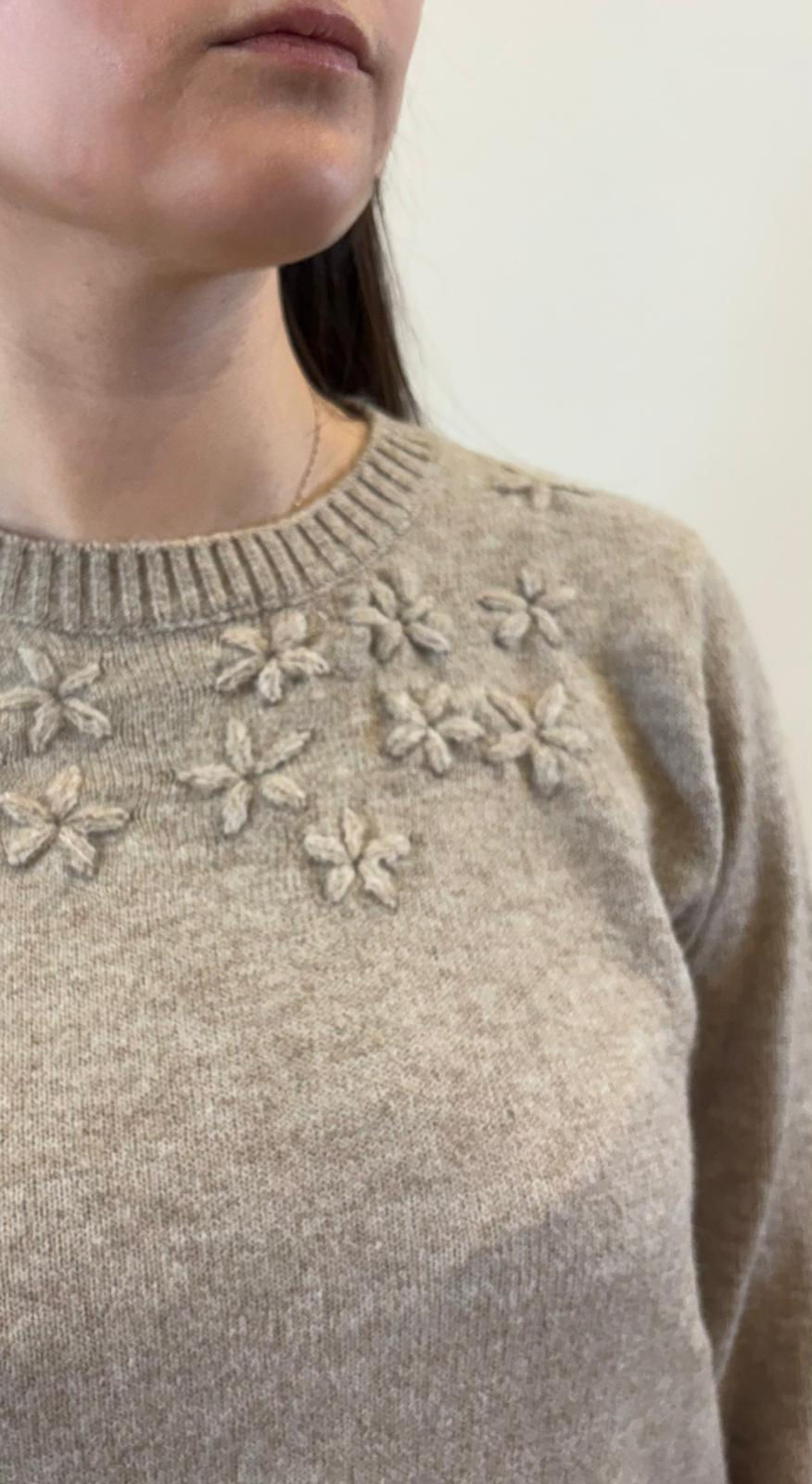 Maglia con lavorazione fiorellini