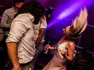 How to wedding plan on a budget