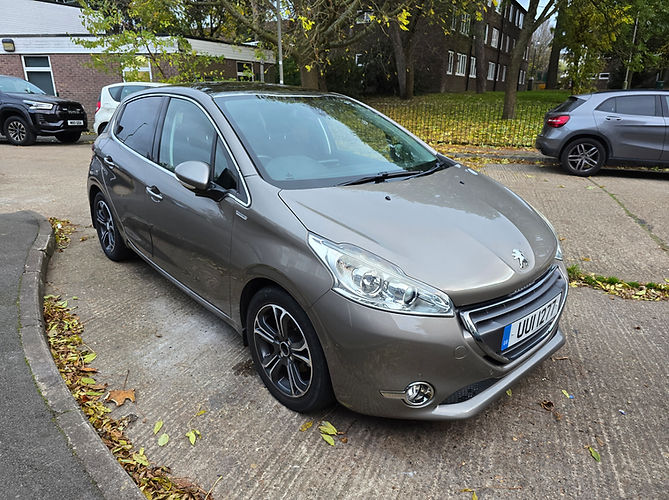 PEUGEOT 208