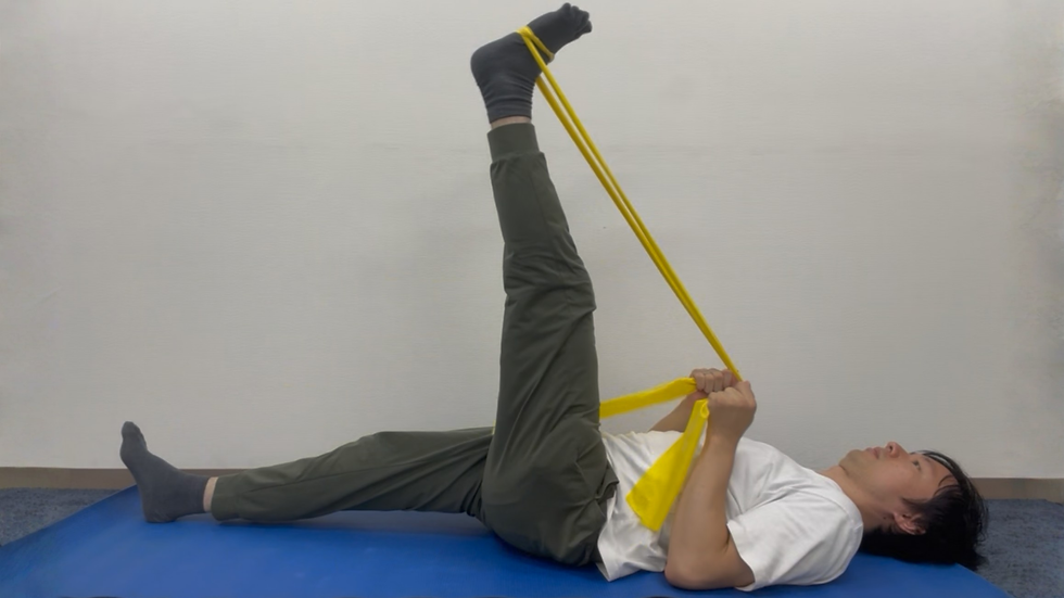 【さいたま新都心 コンディショニング】ゴムバンドを使った股関節とハムストリングスのセルフケア。施術と運動で疲労が蓄積しない体へ。