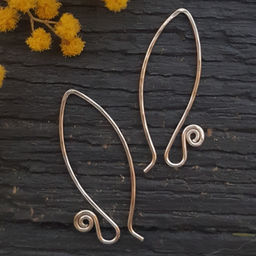 Elégants fils d'oreille en argent faits à la main