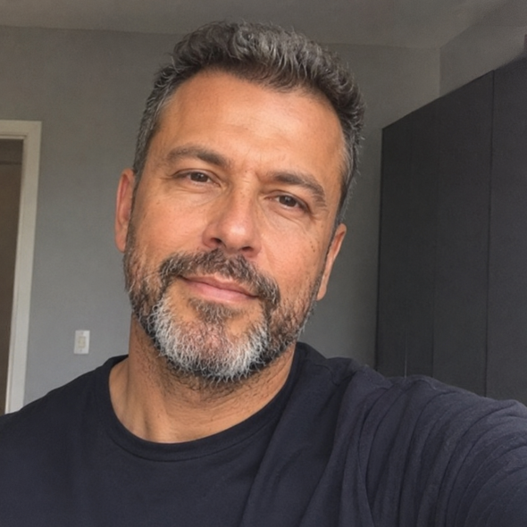 Foto de homem de 35 anos aproximadamente em selfie de camiseta preta