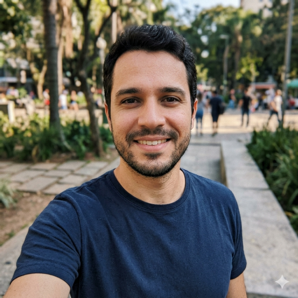 Homem com camiseta azul em selfie
