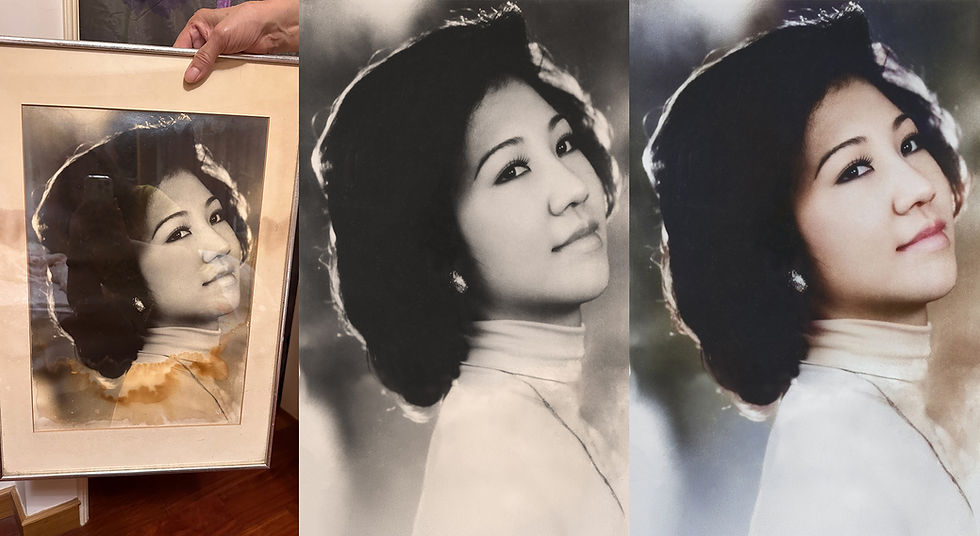 顧客一隻手拿著裱框肖像,畫中女子側臉微笑;右側並排呈現黑白與彩色的放大版本,照片帶有泛黃與污漬,整體氛圍懷舊而寧靜。