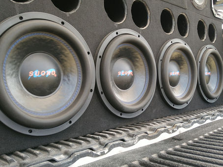 ¿Los subwoofers conectados en paralelo suenan mejor que conectados en serie?