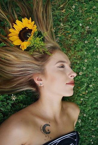 lifestyle photo session, girl with sunflower in hair