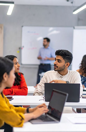 Firefly Scène dynamique représentant plusieurs jeunes adultes (18-27 ans) en formation pro