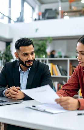 Firefly Image réaliste montrant un coach professionnel en train de relire un CV avec un je