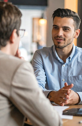 Firefly Image réaliste d’un jeune adulte (18-25 ans) discutant en tête-à-tête avec un ment
