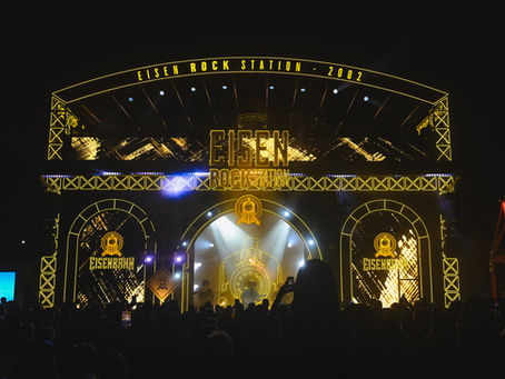 Eisenbahn estreia no The Town com ativações imersivas e homenagens ao rock. Festival em Interlagos destaca melhorias, grandes shows e a Tower Experience; próxima edição será em 2027.