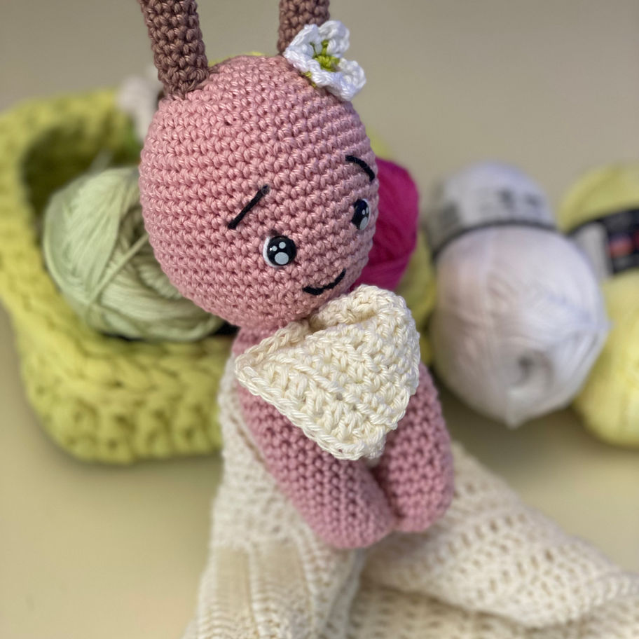 Doudou ape uncinetto visto di lato, con copertina