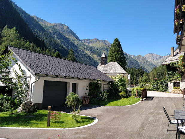 AppartementsKOFLER: Bergpanorama mit Garage und Kapelle