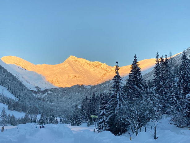 Sonnenaufgang in den verschneiten Bergen im Winter
