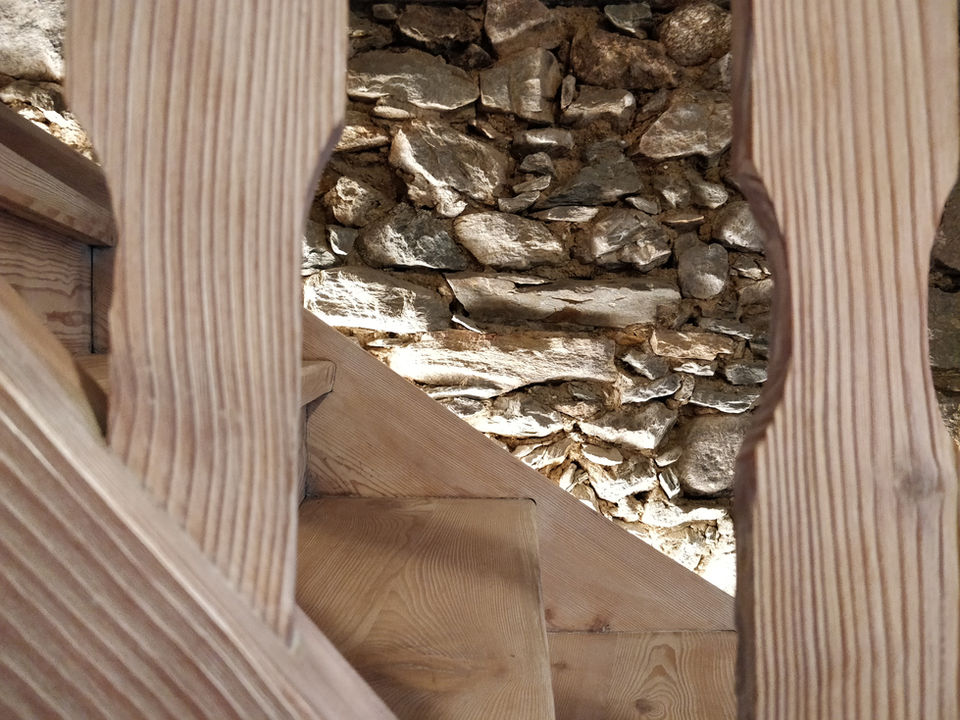 Holzbalken und alte Steinmauer: Blick in Haus mit Geschichte