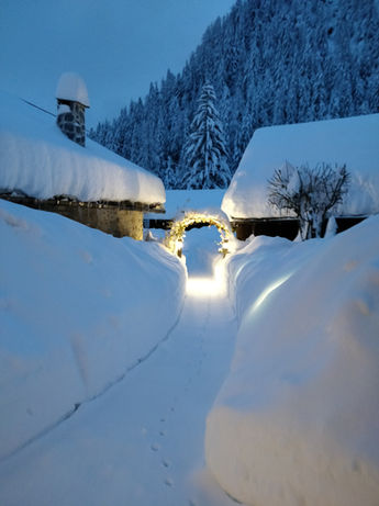 Schneebedeckte Häuser, Winteridylle, beleuchteter Weg